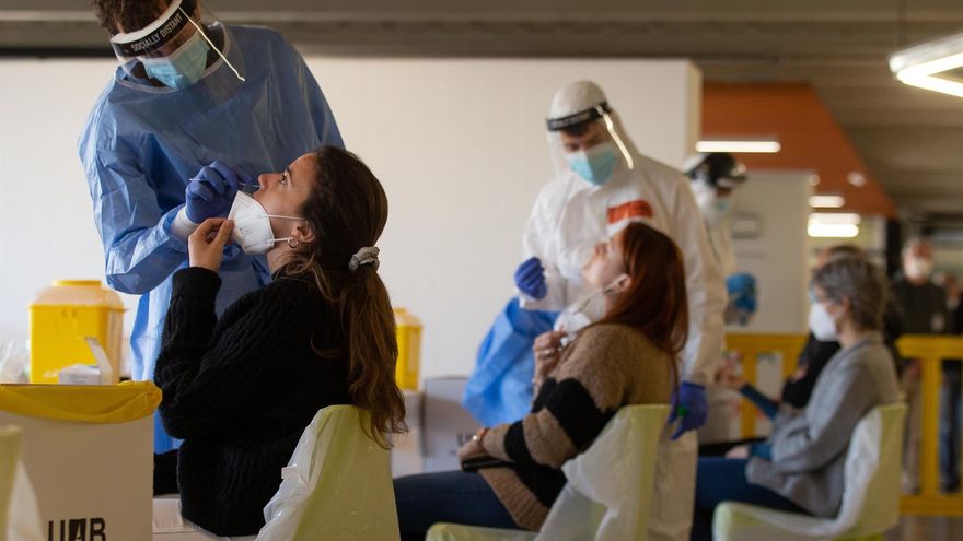 Profesionales sanitarios realizan su trabajo en el campus de Bellaterra de la Universidad Autónoma de Barcelona (UAB).