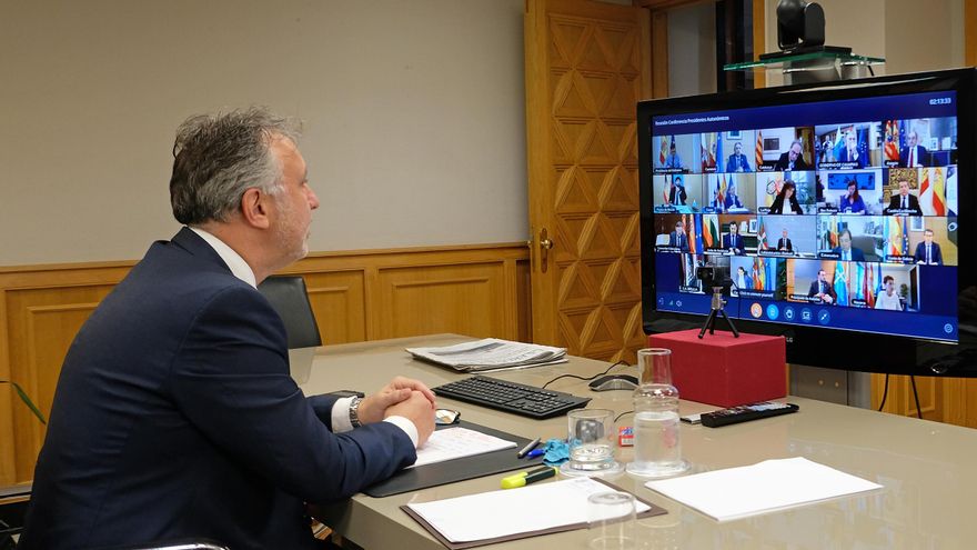 Ángel Víctor Torres durante la videoconferencia con el presidente estatal Pedro Sánchez y el resto de presidentes autonómicos para tratar la situación del coronavirus.