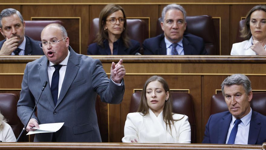 El diputado del PP Miguel Tellado interviene durante la sesión de control al Gobierno que se celebra este miércoles en el Congreso. EFE/ Javier Lizon