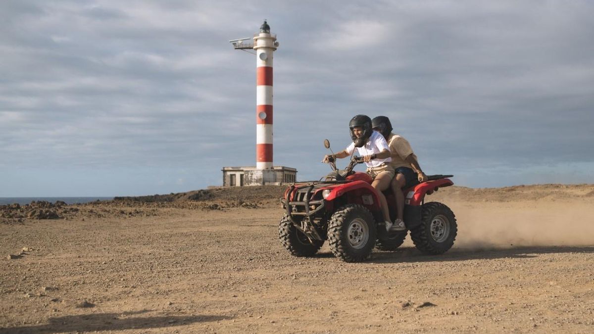 Escena de la serie 'Oasis', producida por Netflix, con el Faro del Porís de fondo