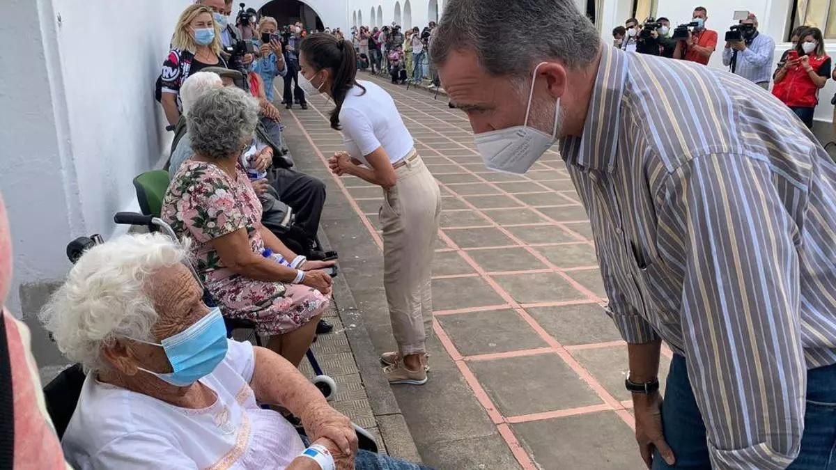 Imagen de archivo de los Reyes de España con afectados por la  erupción. La primera visita de Felipe VI y doña Leticia a La Palma tuvo lugar el 23 de septiembre de 2021, cuatro días después de iniciarse la erupción del volcán Tajogaite.
