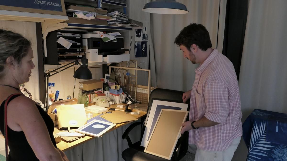 Fotografía sin cámara desde un barrio de Zaragoza: el artista Jorge Aliaga convierte la luz del sol en cianotipias