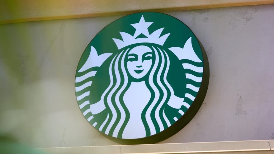 La huelga de empleados de Starbucks se amplía a más cafeterías en EEUU tras una semana