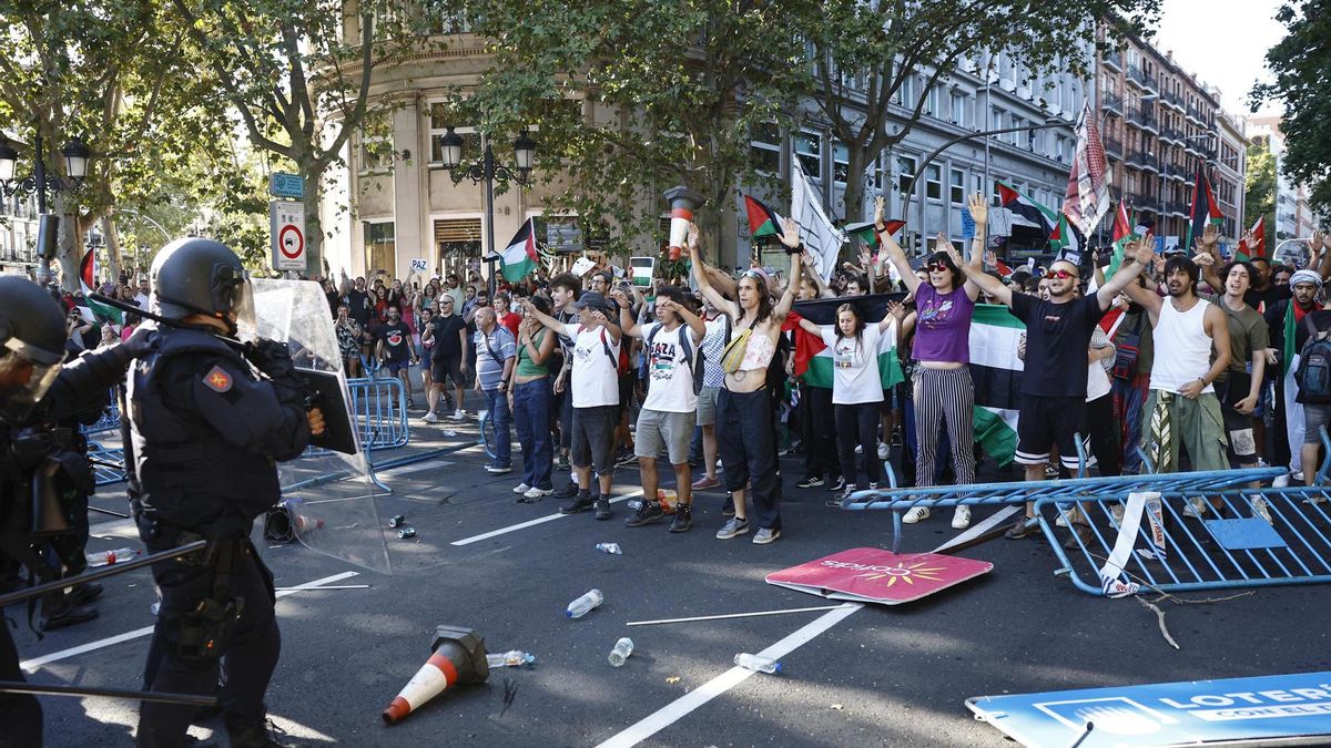 Los manifestantes propalestinos cortan el recorrido de los ciclistas en el Paseo del Prado.