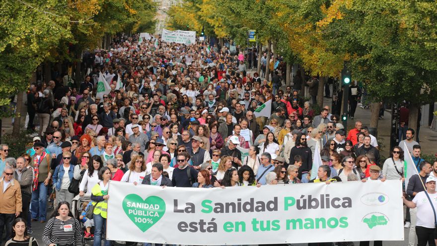 Miles de andaluces denuncian en la calle que la sanidad pública "se ha convertido en un negocio" bajo el Gobierno de Moreno