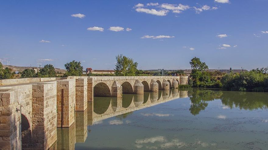 Este puente medieval de 352 metros y 25 arcos lo cruzaron Juana I y Carlos V