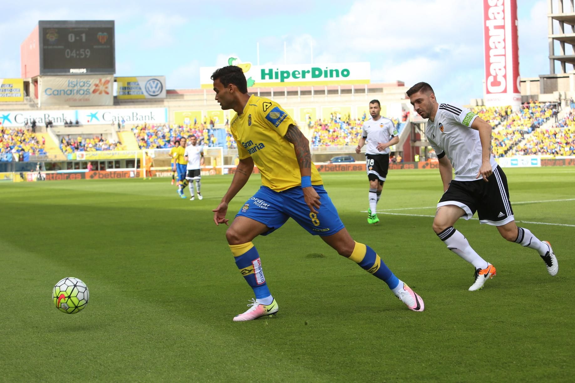 Partido entre la UD Las Palmas y el Valencia CF en el Estadio de Gran Canaria. (Alejandro Ramos).