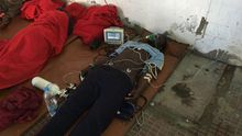 Por qué inmigrantes heridos graves pueden acabar abandonados en el suelo de una comisaría
