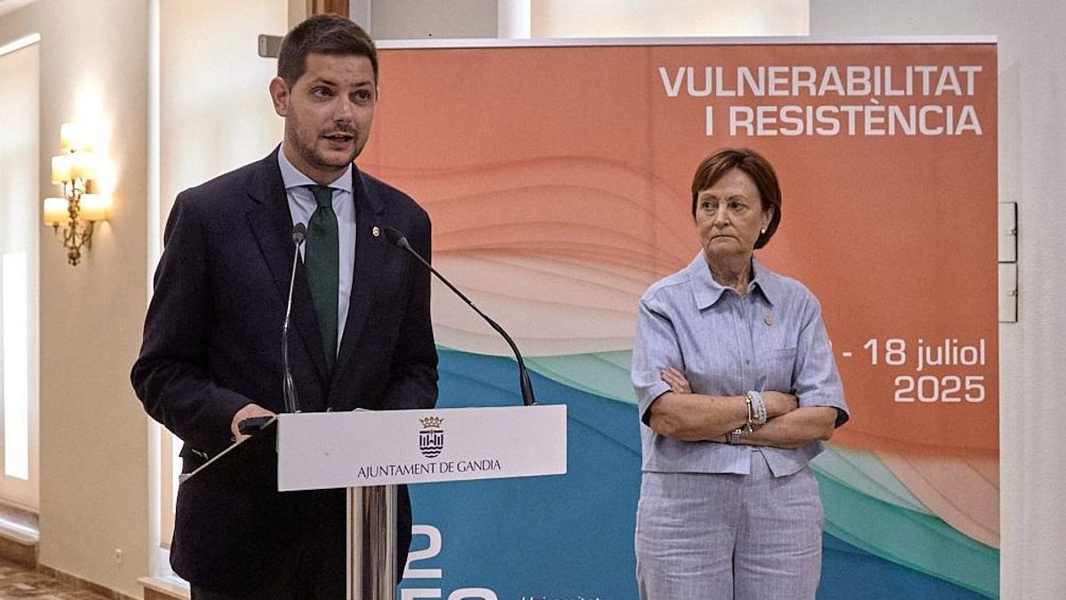 L'alcalde de Gandia, José Manuel Prieto, y la rectora de la UV, Mavi Mestre.