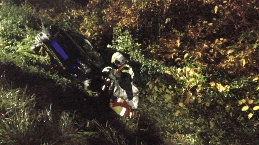 Herida una conductora tras caer por un terraplén en una carretera de Cabezón de la Sal
