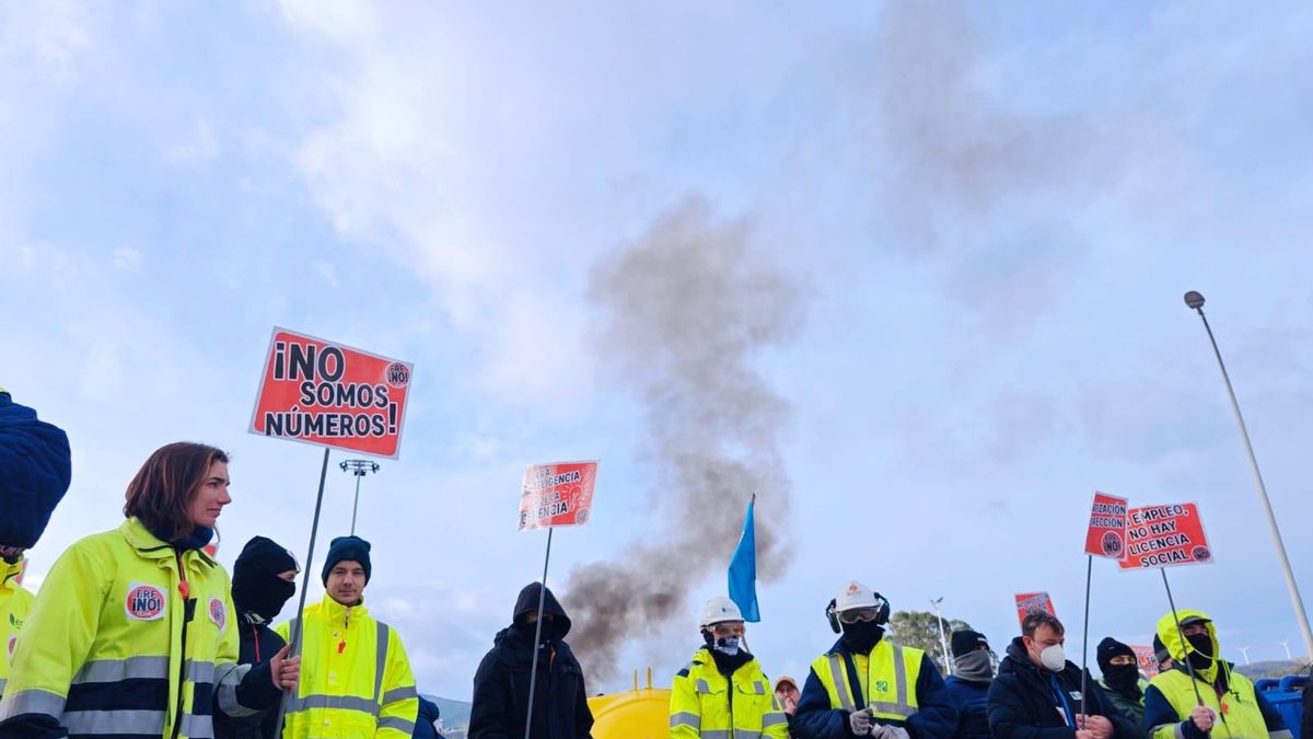 Trabajadores de Ence en Navia reivindican el mantenimiento de los puestos de trabajo.