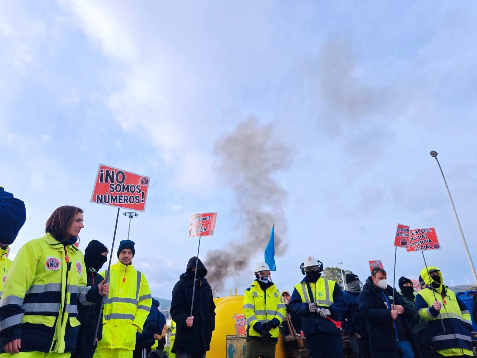 Trabajadores de Ence en Navia reivindican el mantenimiento de los puestos de trabajo.