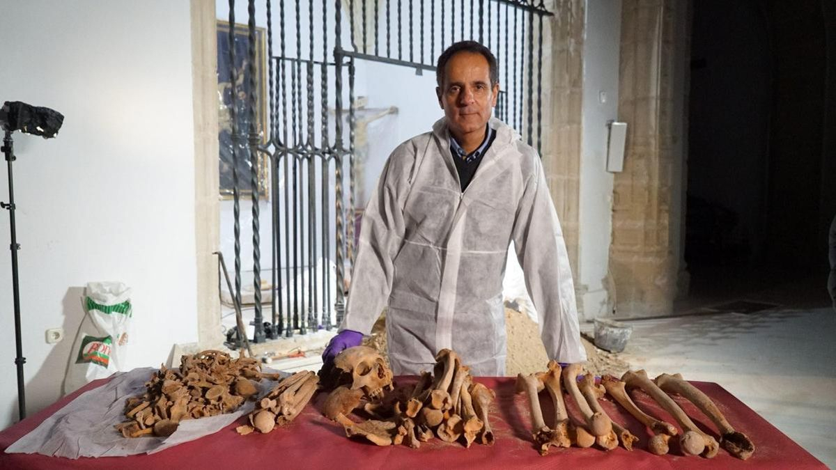 El genetista José Antonio Lorente, delante de algunos restos analizados.