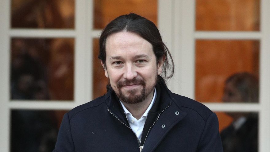 El vicepresidente de Derechos Sociales y Agenda 2030 del Gobierno, Pablo Iglesias, posa con la cartera de su ministerio, a su llegada a La Moncloa