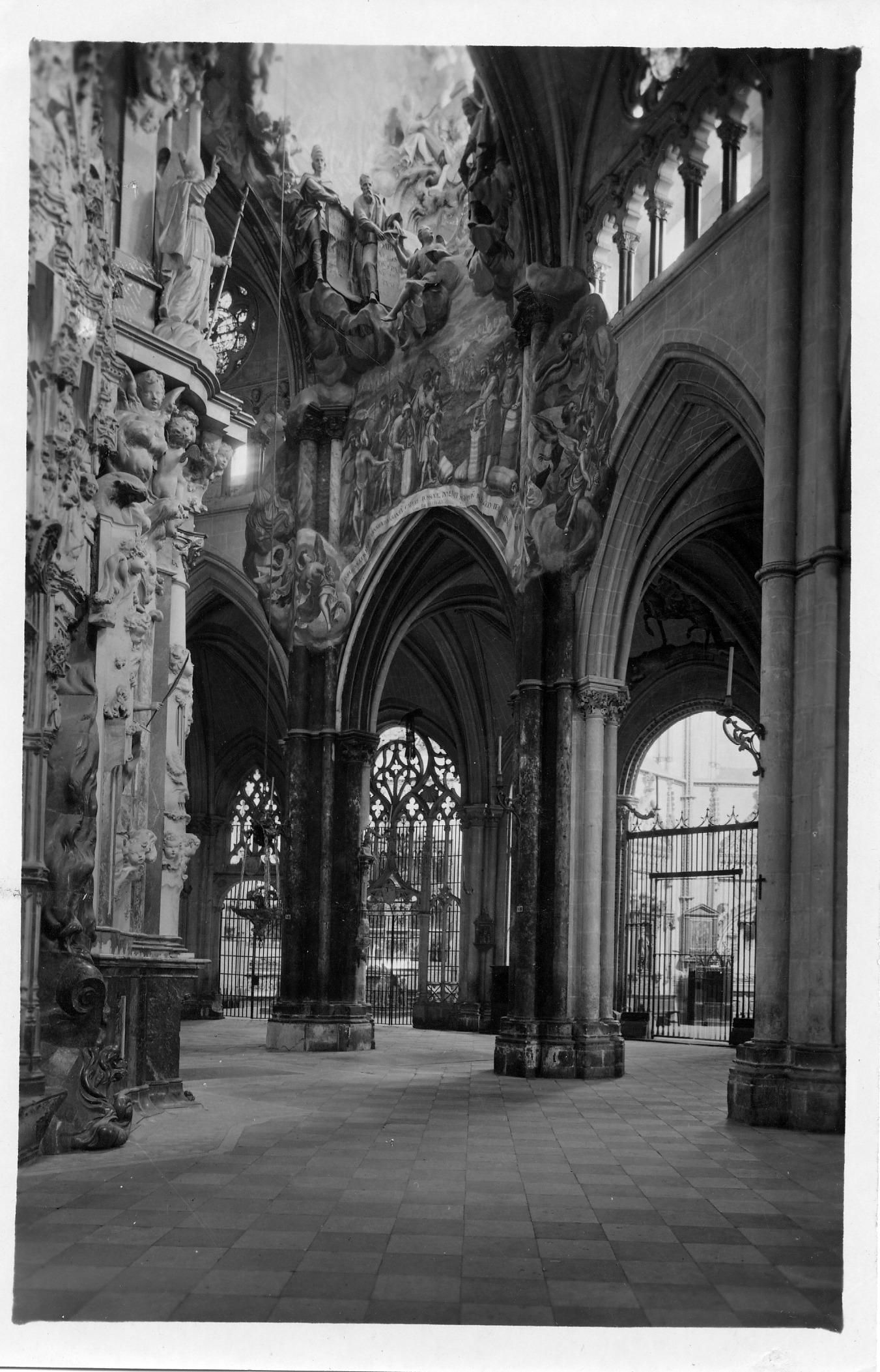 Girola doble de la Catedral de Toledo con el Transparente, obra de Narciso Tomé (1721-1732). Años 60.