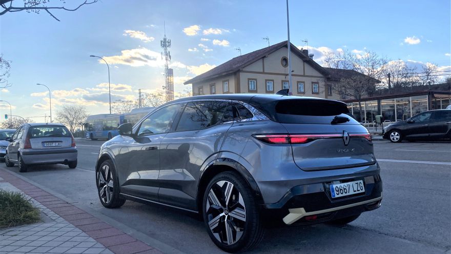 Una de las particularidades del Megane eléctrico es que es un vehículo muy bajo para tratarse de un SUV. En concreto, mide solo 1,50 m de altura.