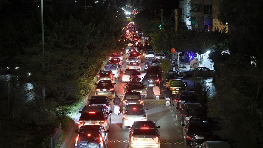 Familias libanesas huyen con sus coches de los suburbios del sur de Beirut, Líbano, 02 de marzo de 2026, después de abandonar sus hogares tras los ataques israelíes. EFE/EPA/WAEL HAMZEH