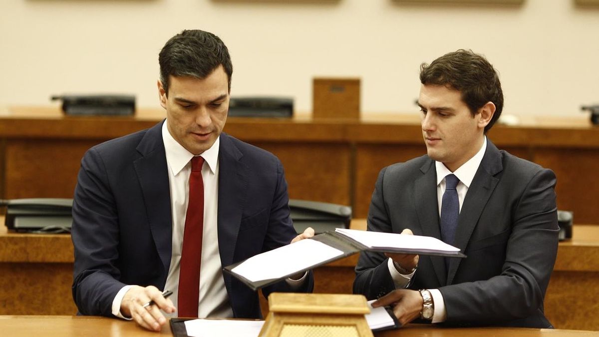 Sánchez y Rivera sellan su acuerdo ante la foto de los siete 'padres' de la Constitución