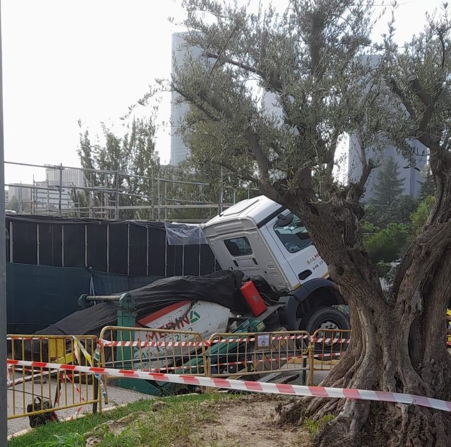 El camión de escombros atascado en el socavón del hospital
