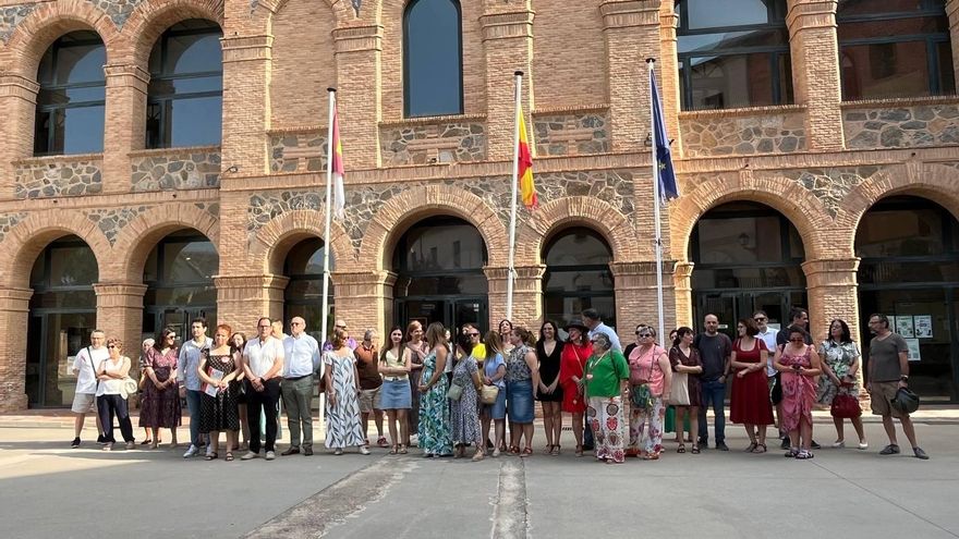 Concentración en la Escuela Oficial de Idiomas de Toledo para protestar por "los recortes"