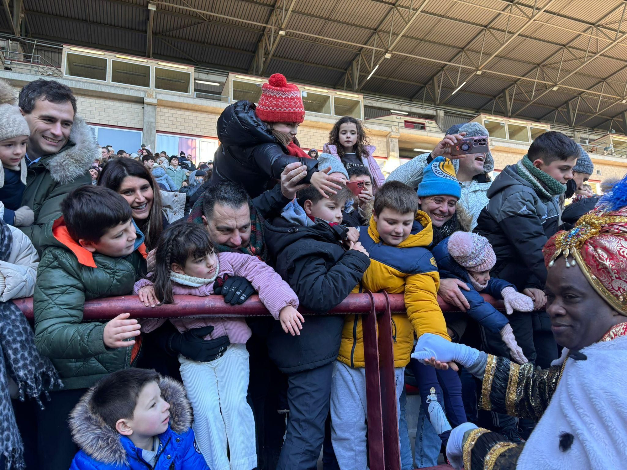 Los Reyes Magos ya están en Logroño: así ha sido el aterrizaje en helicóptero en Las Gaunas