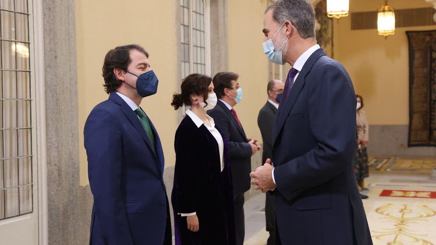 El presidente de Castilla y León junto a Felipe VI y la presidenta de la Comunidad de Madrid al fondo.