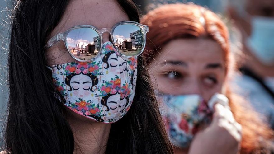 Familiares de los fallecidos en el accidente del vuelo de Spanair a Gran Canaria durante el aniversario del accidente que tuvo lugar en la capital grancanaria.