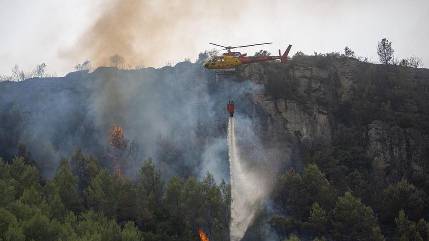 Un helicóptero durante las labores de extinción de un incendio, a 22 de julio de 2026, en Cervelló, Barcelona