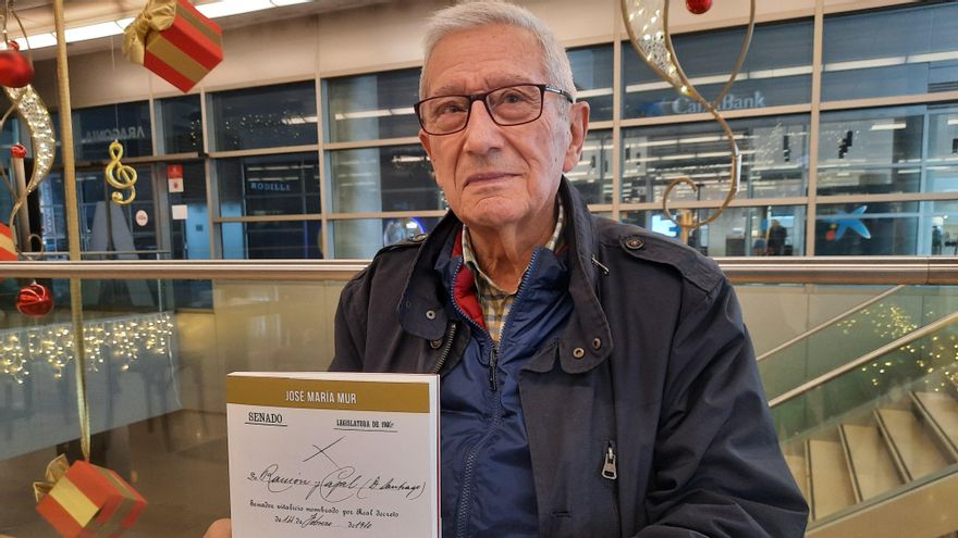 José María Mur con el libro