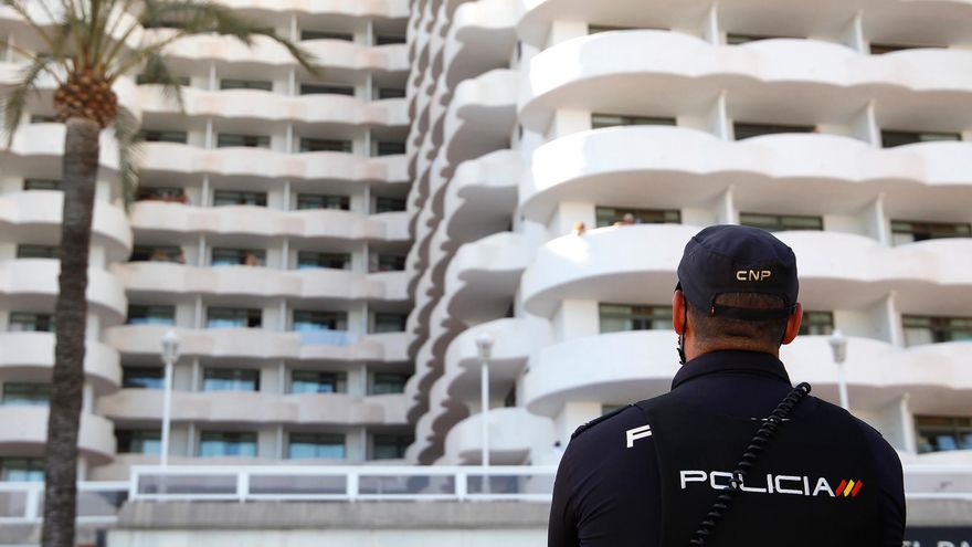 Un policía nacional hace guardia frente al hotel Palma Bellver, donde estaban confinados 249 jóvenes que han tenido relación directa o indirecta con el brote de un viaje de estudios a Mallorca, a 30 de junio de 2021, en Palma de Mallorca, Islas Baleares (España).