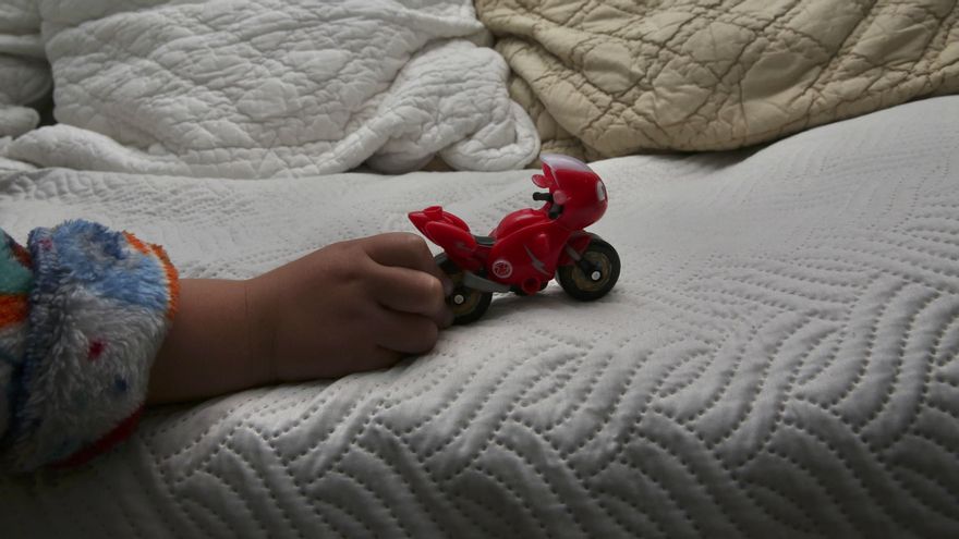 El hijo de Yomaira juega con uno de sus juguetes rescatados del volcán