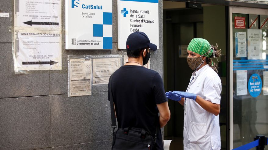 Ciudadanos del barrio del Besós de Barcelona, guardan cola frente a uno de los dispositivos instalados en este barrio durante el cribado voluntario y masivo. EFE/ Quique Garcia/Archivo