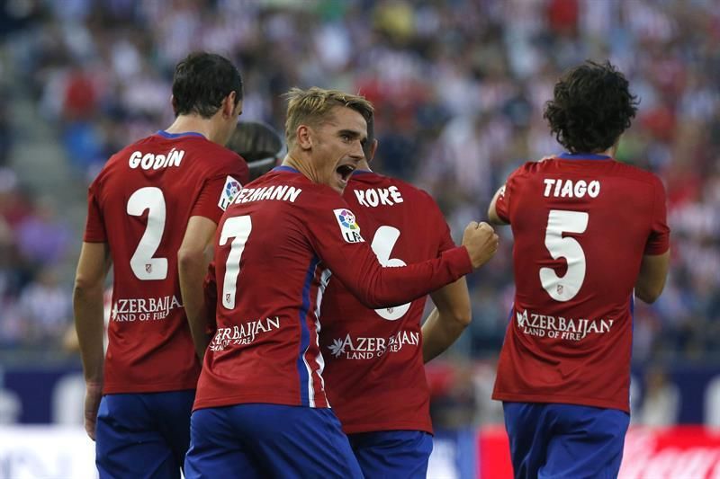 El delantero francés del Atlético de Madrid Antoine Griezmann (c) celebra la consecución del primer gol. Efe/Kiko Huesca