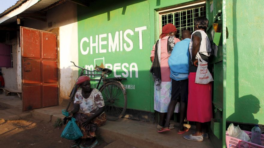 El auge de la mutilación genital femenina en las trastiendas de las farmacias de Kenia:  "Es un buen negocio"