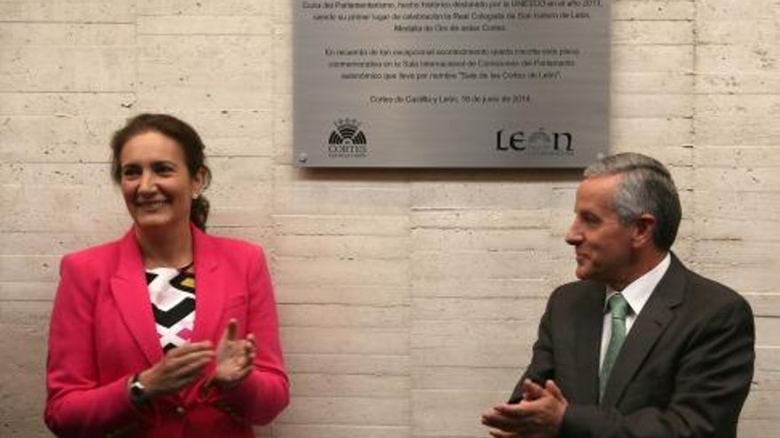 Eduardo Margareto / ICAL La presidenta de las Cortes, Josefa Fernández Cirac, junto al alcalde de León, Emilio Gutiérrez, descubren una placa en las Cortes, como homenaje a León como cuna del Parlamentarismo