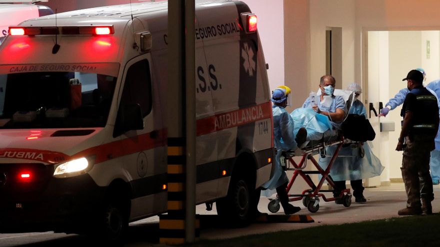 Ambulancia traslada a un paciente enfermo con la covid-19 al Hospital COVID, en la 'Ciudad de la Salud' en ciudad de Panamá (Panamá). EFE/Bienvenido Velasco/Archivo