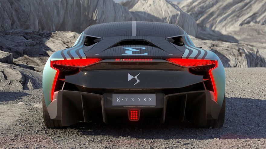 El esquema de propulsión, compuesto por dos motores eléctricos, rinde una potencia conjunta de 815 CV y ofrece un par máximo de 8.000 Nm.