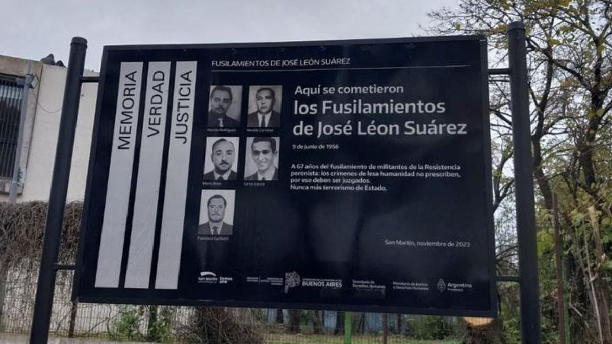 El cartel oficial con los rostros de los cinco fusilados, inaugurado en noviembre de 2023.