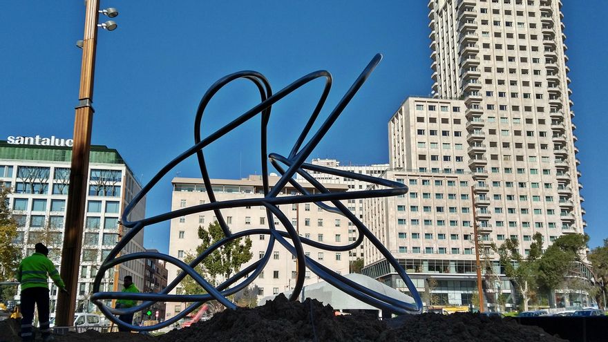 Una de las esculturas de la nueva Plaza de España