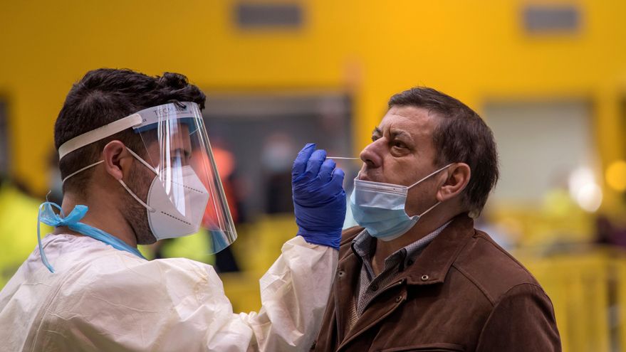 Un hombre se somete a las pruebas de coronavirus en el cribado poblacional organizado por la Conselleria de Salud en el barrio del Rafal Nou de Palma de Mallorca en el polideportivo Germans Escales este lunes. EFE/ Atienza