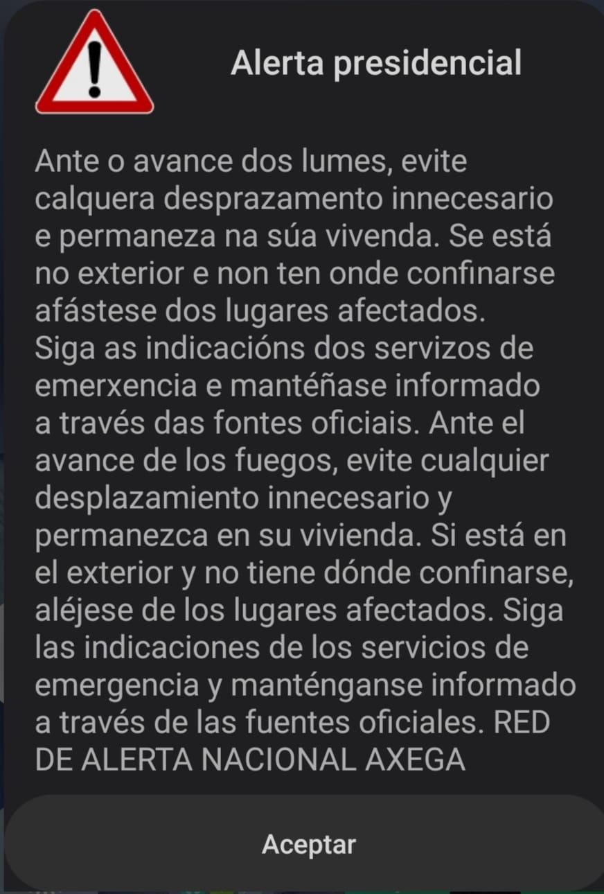 El texto enviado por el 112 a los móviles de una treintena de municipios de Ourense y Lugo por los incendios.