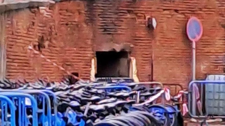 Trabajadores de EMT alertan del riesgo de las bicis hacinadas, que ya provocaron un incendio: "Son bombas de relojería"