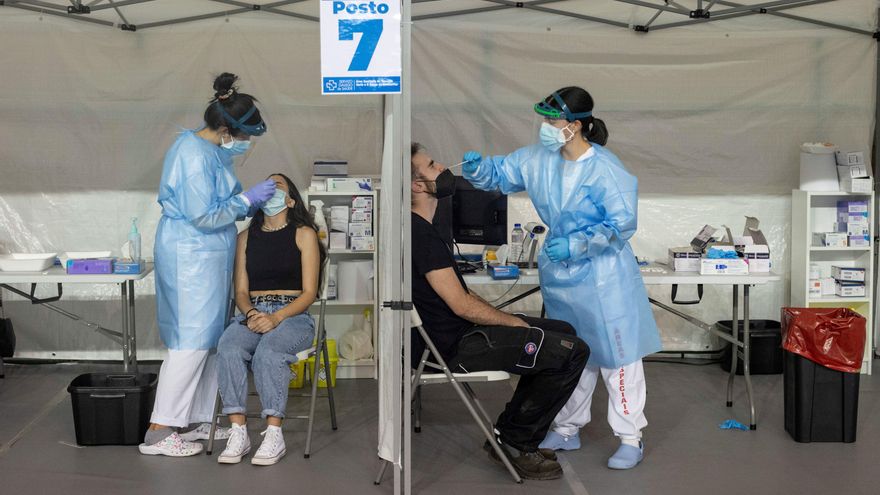 Dos trabajadoras sanitarias realizan un test de antígenos durante el cribado poblacional en el pabellón de deportes Paco Paz de Ourense. EFE/ Brais Lorenzo/ Archivo
