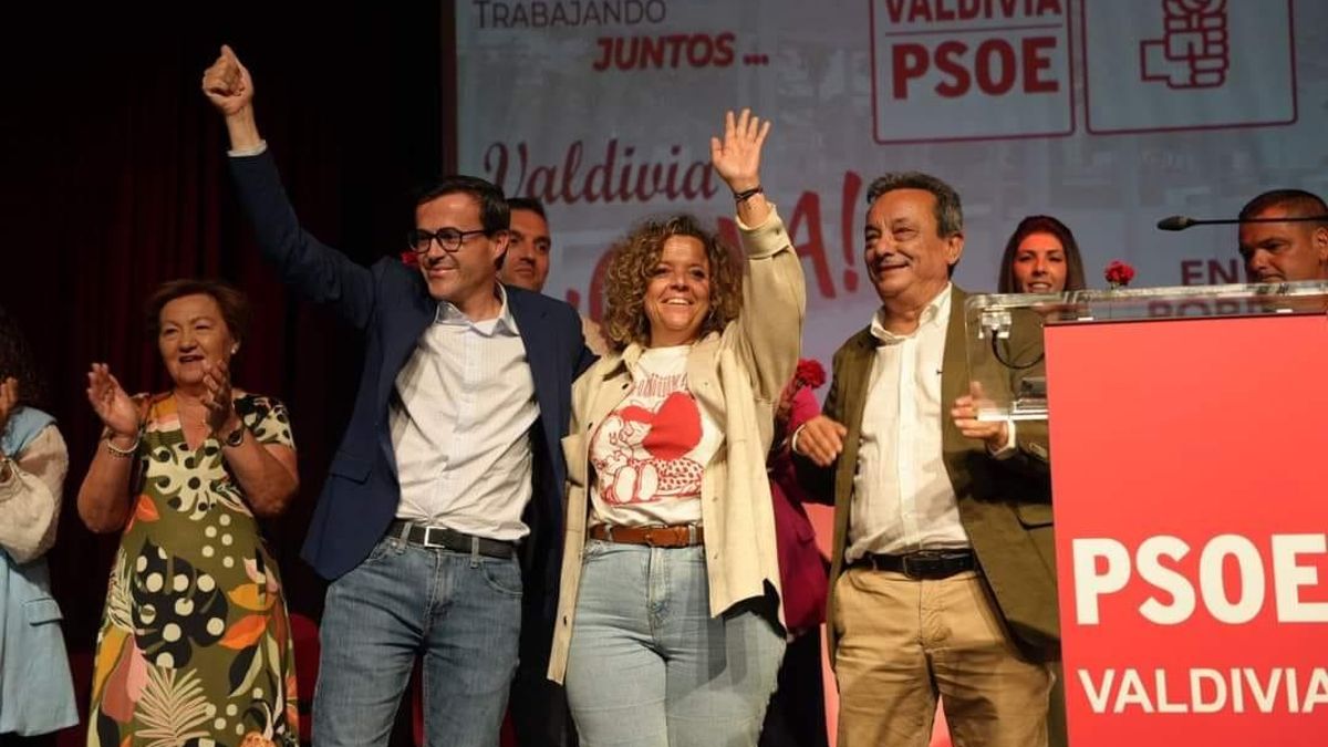 María de la Cruz Rodríguez, en el centro, junto a Miguel Ángel Gallardo (i)