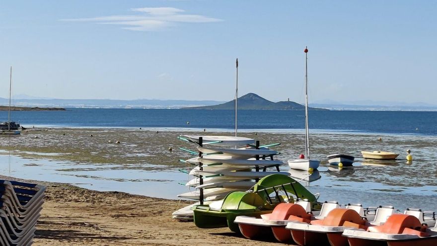 El Mar Menor sufre un acumulamiento de algas desde hace varios días