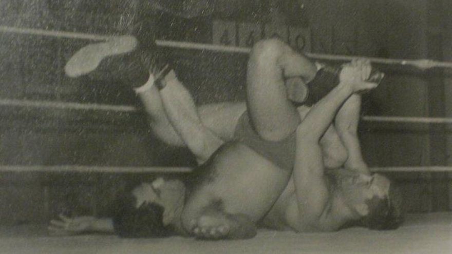 Una presa en el suelo con el mítico luchador Jesus Chausson y otro combatiente