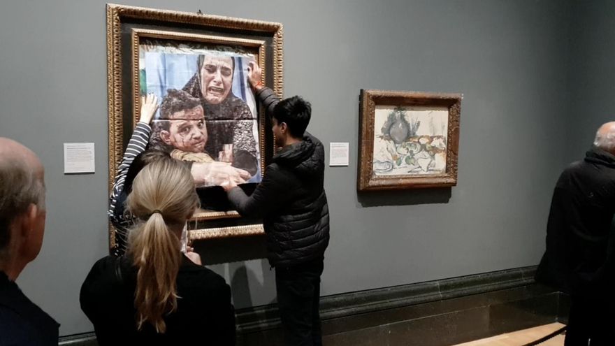 Activistas colocan la imagen de una mujer de Gaza y su hijo ensangrentado sobre un cuadro de Picasso en Londres