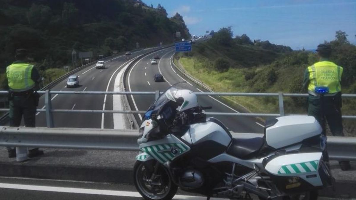 Agentes de tráfico vigilan las carreteras cántabras.