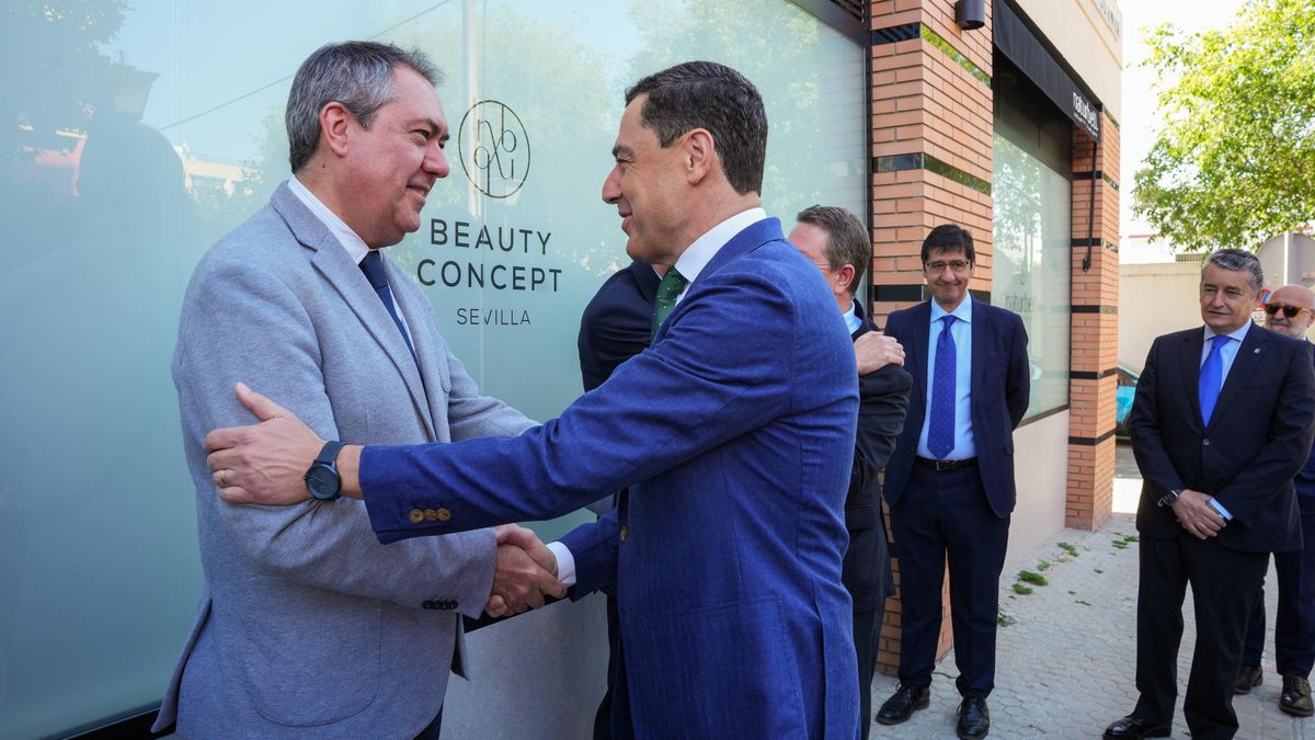 Archivo - El presidente de la Junta de Andalucía, Juanma Moreno (d) saluda al  secretario general del PSOE A, Juan Espadas (i), en la inauguración de la exposición '40 años de la Casa de Castilla-La Mancha'. (Foto de archivo).