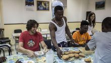 Algunos de los migrantes acogidos en la parroquia San Carlos Borromeo.